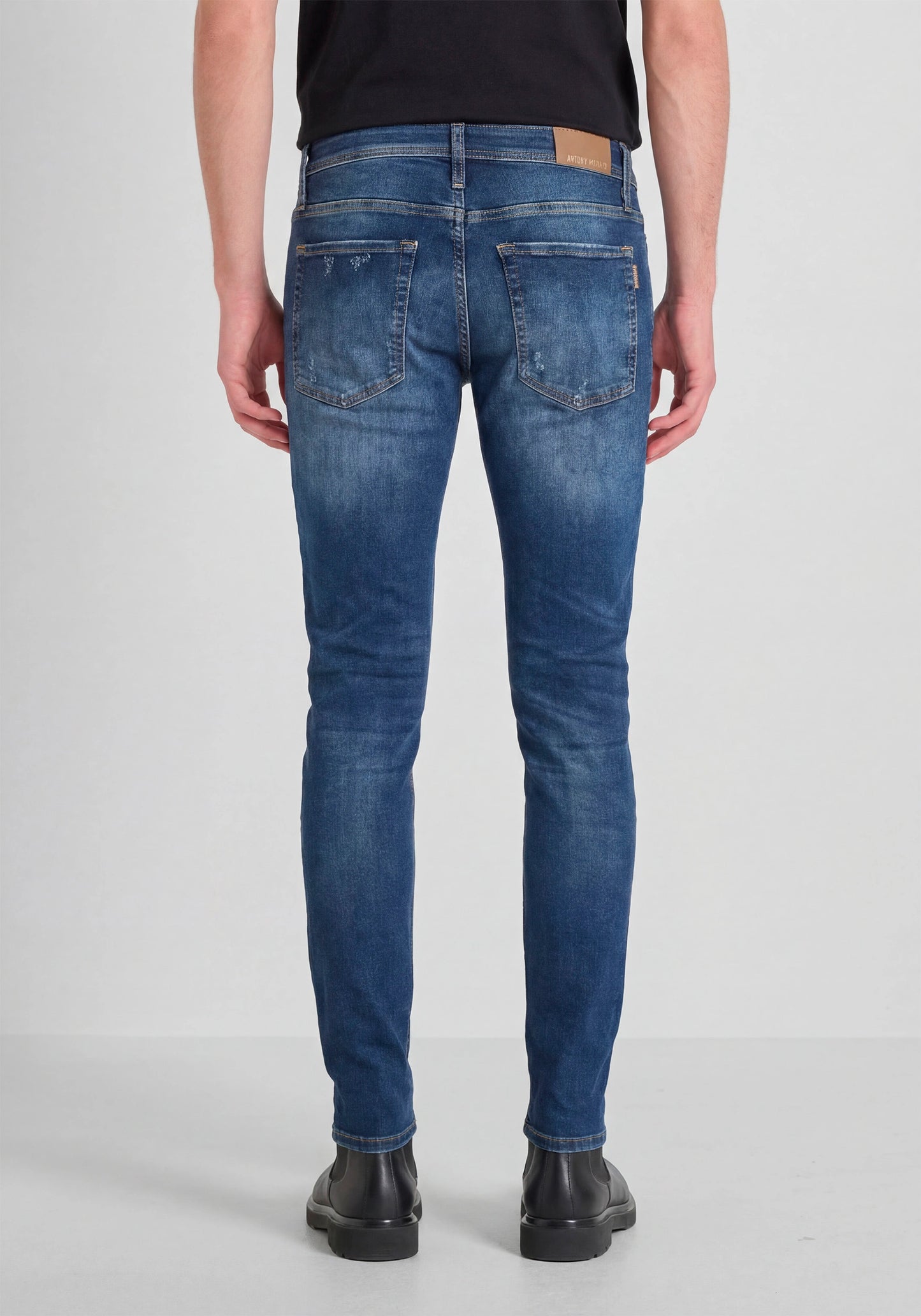 "OZZY" TAPERED FIT JEANS IN AUTHENTIC STRETCH BLUE DENIM
