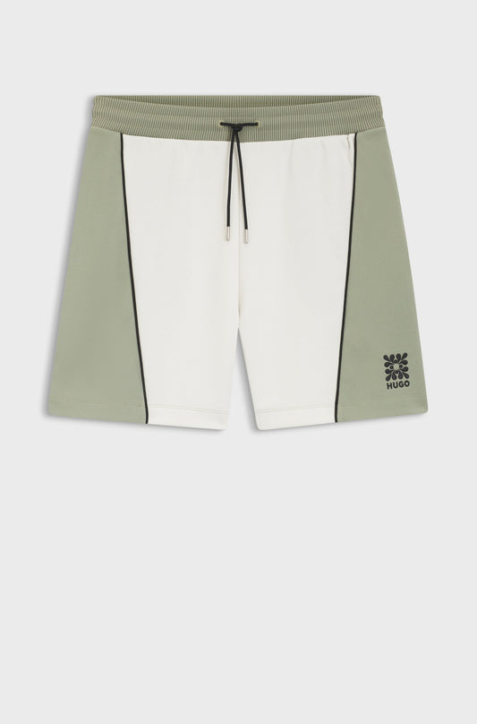 Short en coton mélangé avec logo brodé